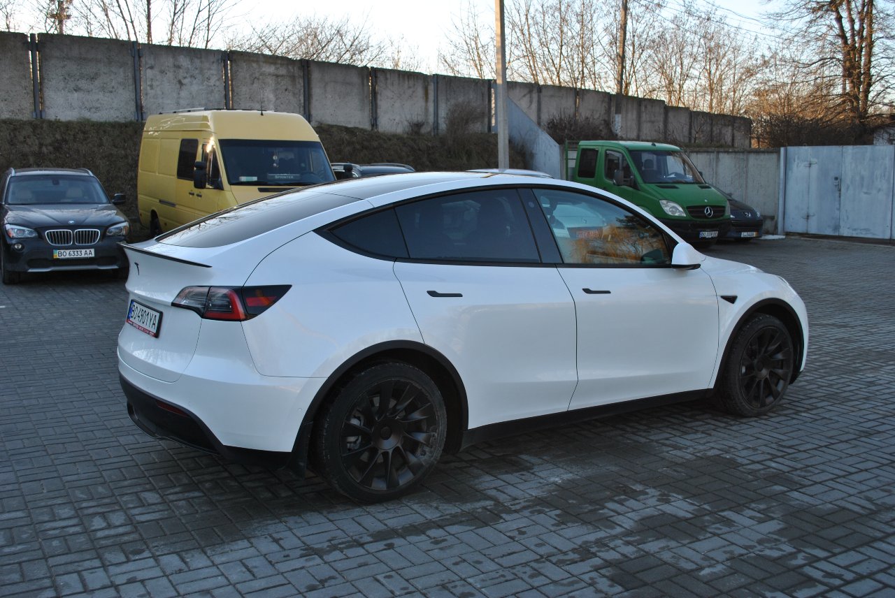 Tesla Model Y - фото 12