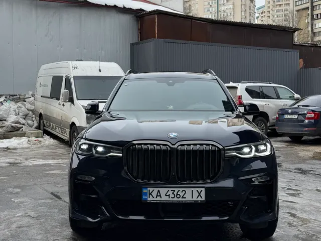 BMW X7 - фото 1