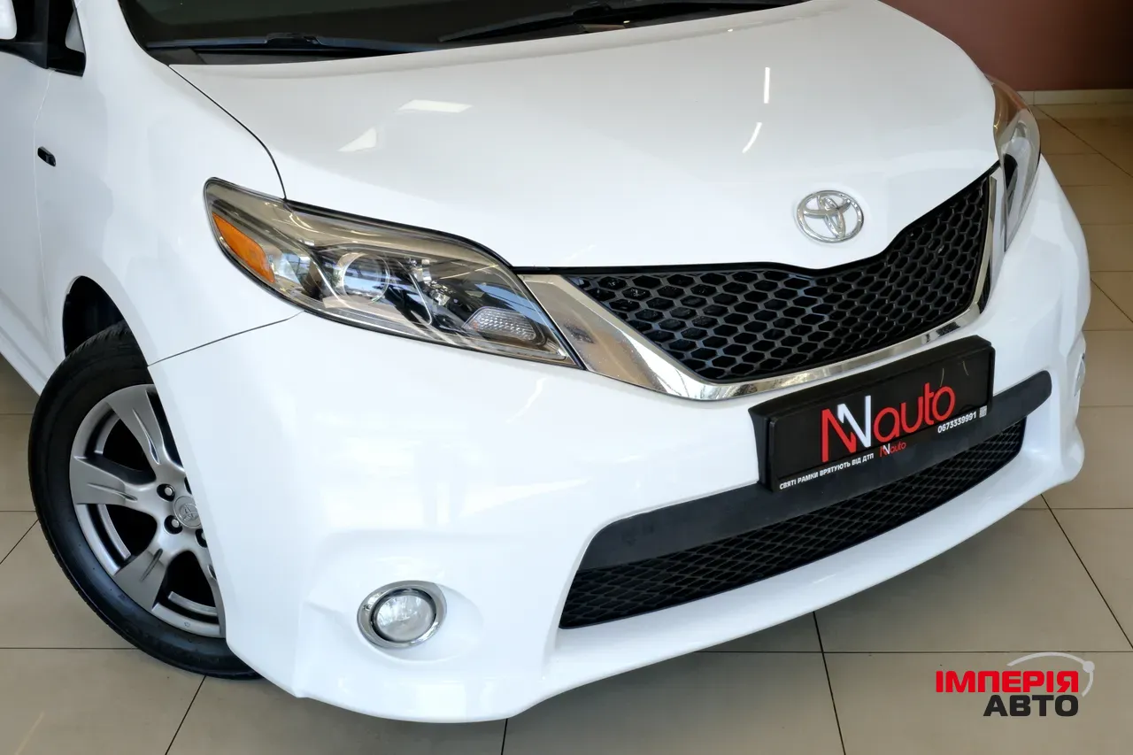 Toyota Sienna - фото 3