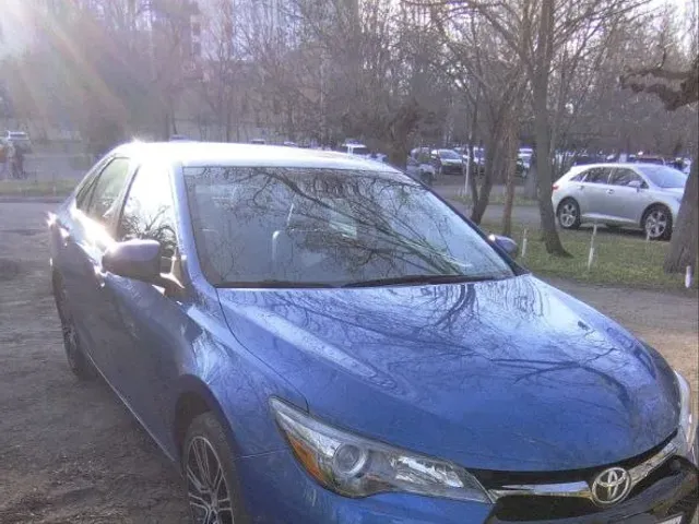 Toyota Camry - фото 2
