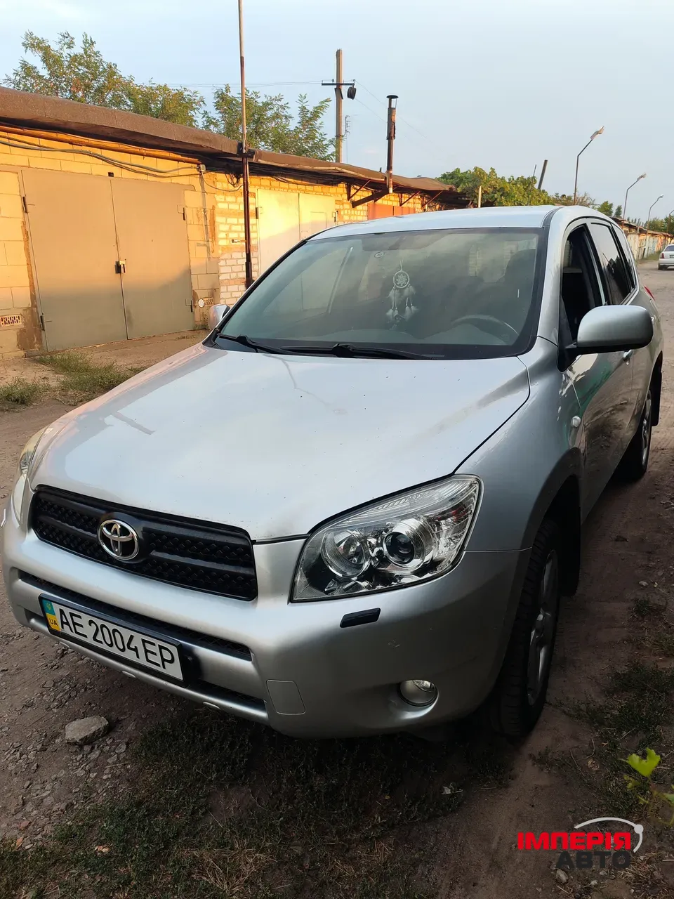 Toyota RAV4 - фото 1