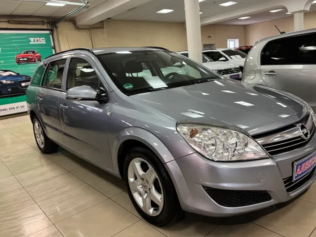 Opel Astra - фото 1