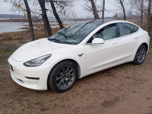 Tesla Model 3 - фото 1