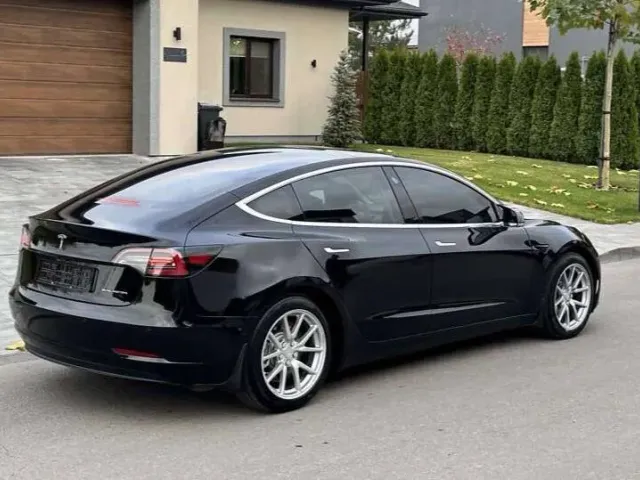 Tesla Model 3 - фото 3