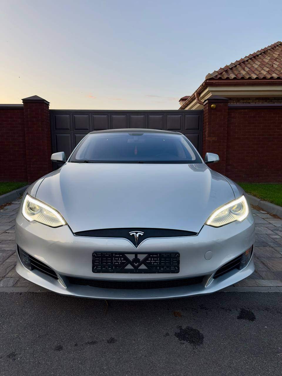 Tesla Model S - фото 1