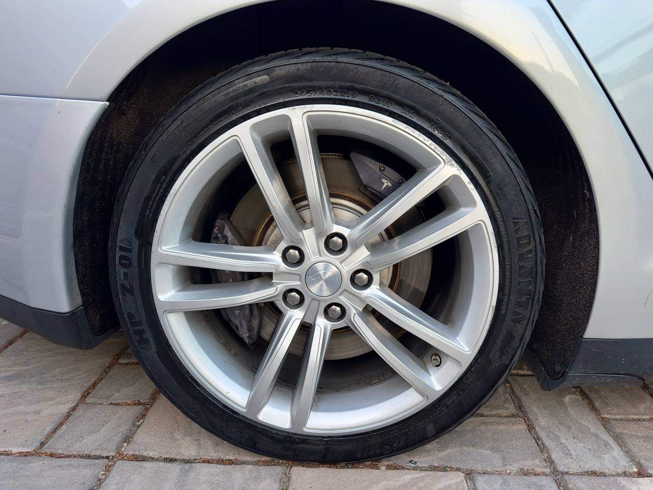 Tesla Model S - фото 11
