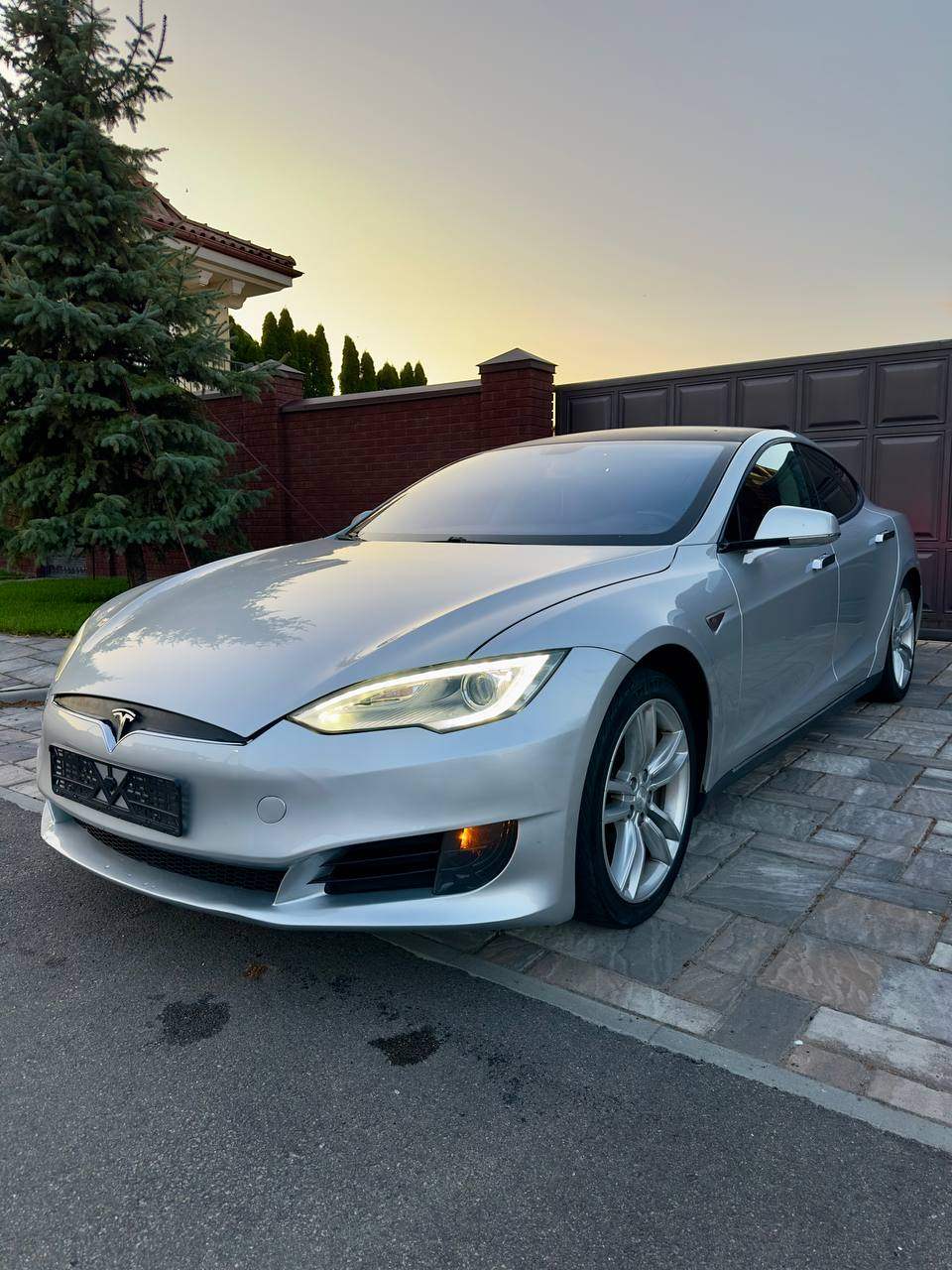 Tesla Model S - фото 12