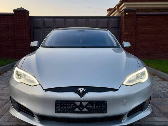 Tesla Model S - фото 1