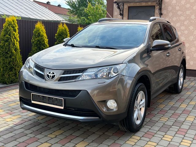 Toyota RAV4 - фото 1