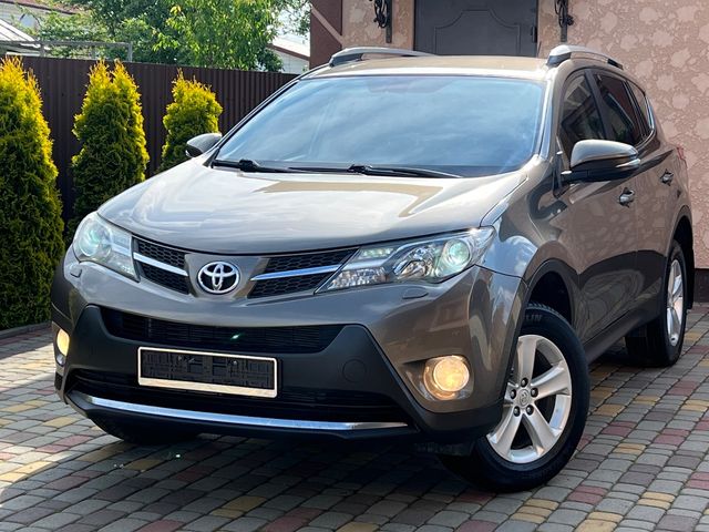 Toyota RAV4 - фото 4