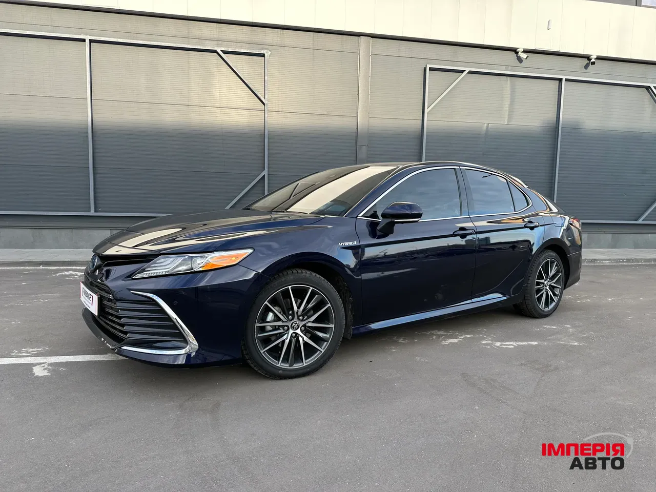 Toyota Camry - фото 1