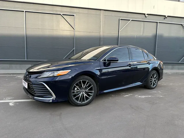 Toyota Camry - фото 1