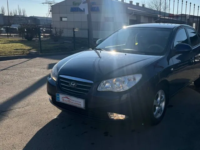 Hyundai Elantra - фото 3