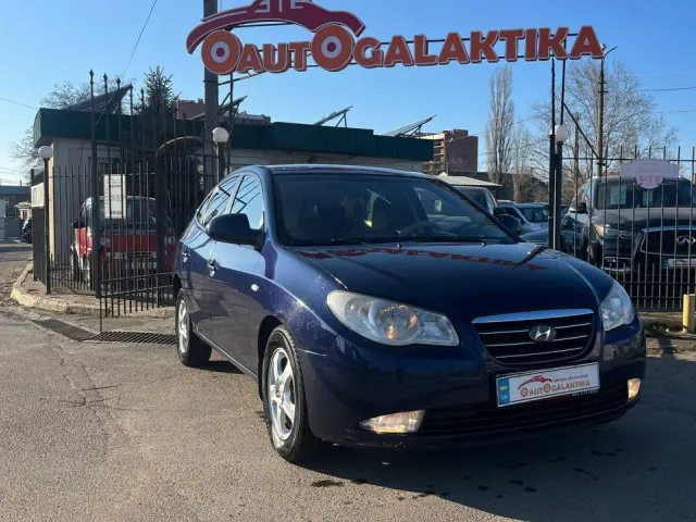 Hyundai Elantra - фото 1