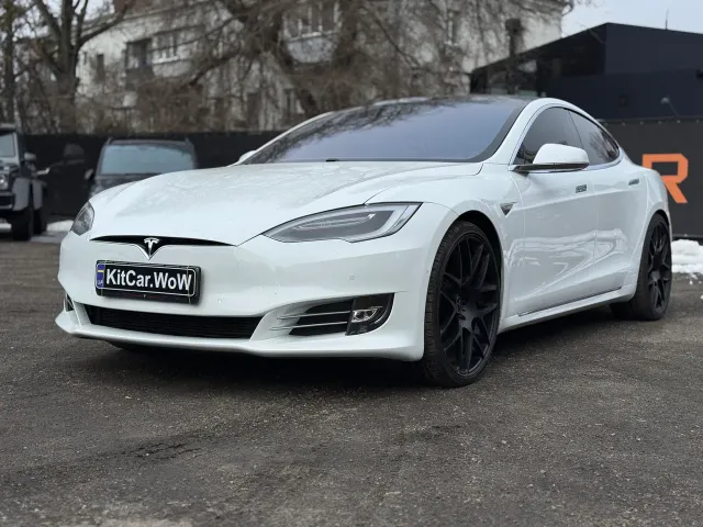 Tesla Model S - фото 1