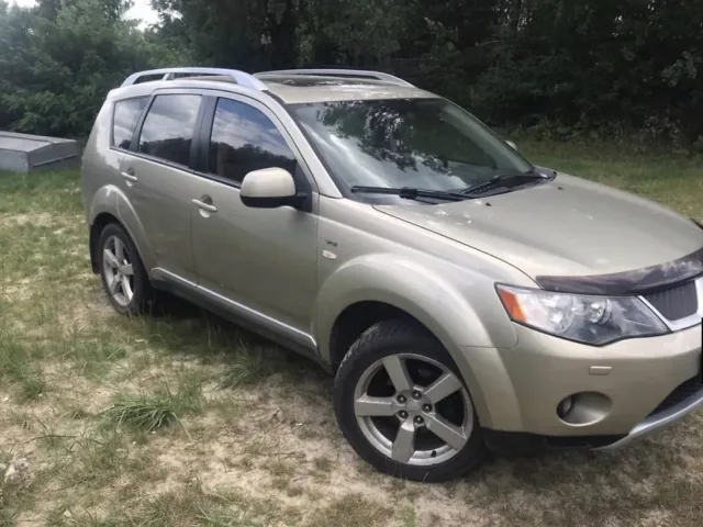 Mitsubishi Outlander - фото 1