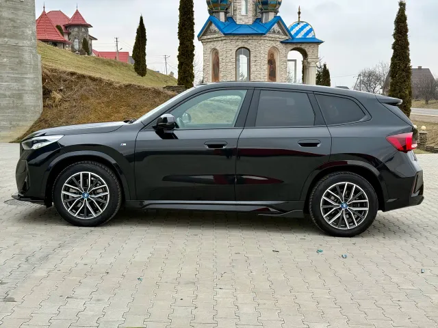 BMW iX1 - фото 5