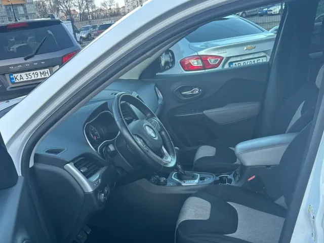 Jeep Cherokee - фото 3