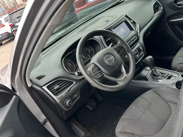 Jeep Cherokee - фото 3