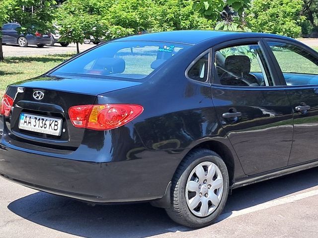 Hyundai Elantra - фото 4