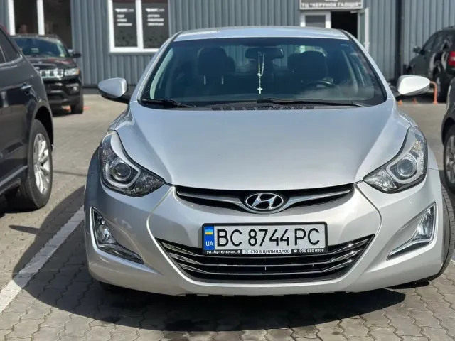 Hyundai Elantra - фото 1