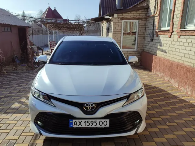 Toyota Camry - фото 1