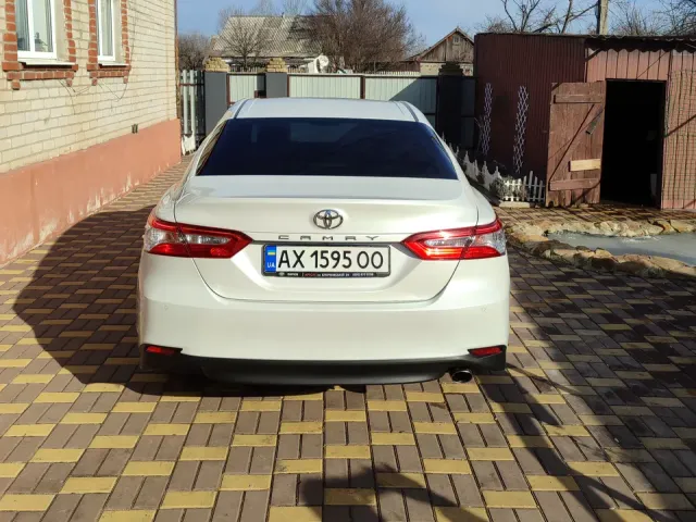 Toyota Camry - фото 2