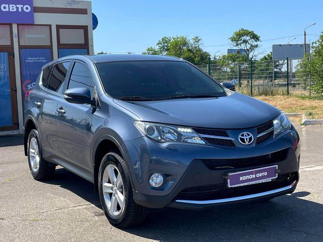 Toyota RAV4 - фото 1