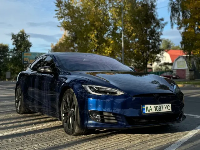 Tesla Model S - фото 1