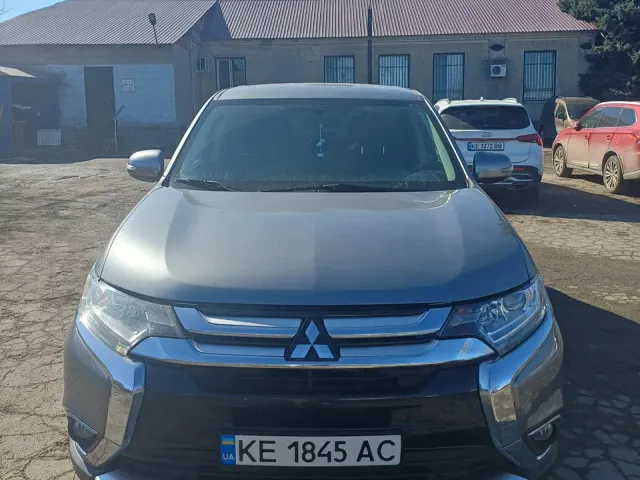 Mitsubishi Outlander - фото 1