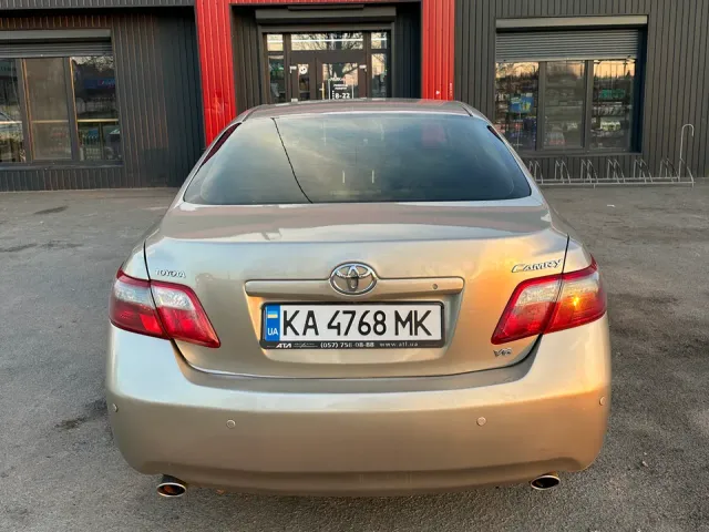 Toyota Camry - фото 2