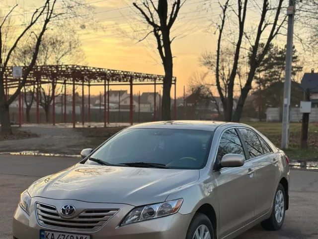 Toyota Camry - фото 1