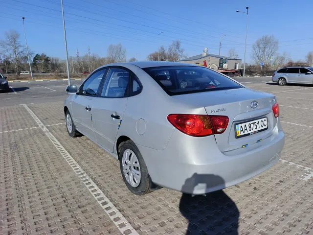 Hyundai Elantra - фото 1