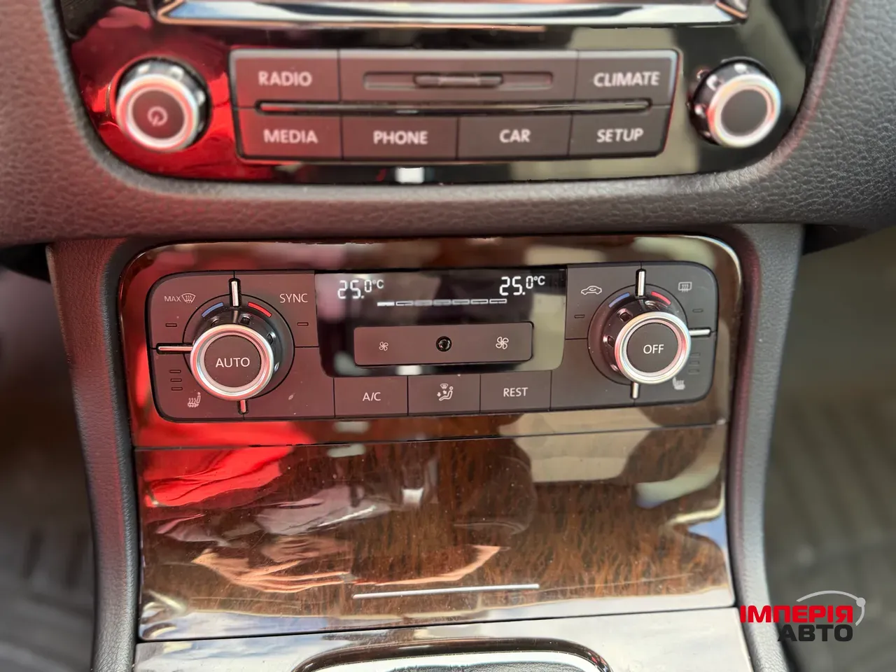 Volkswagen Touareg - фото 16