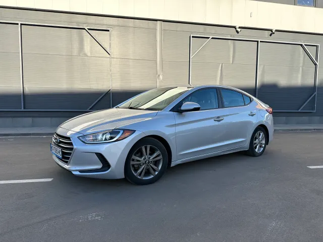 Hyundai Elantra - фото 1