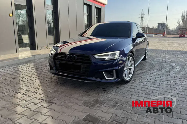 Audi A4 - фото 1
