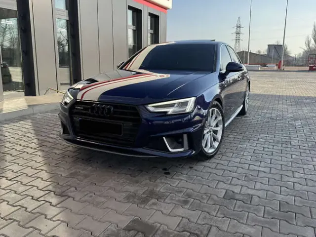 Audi A4 - фото 1