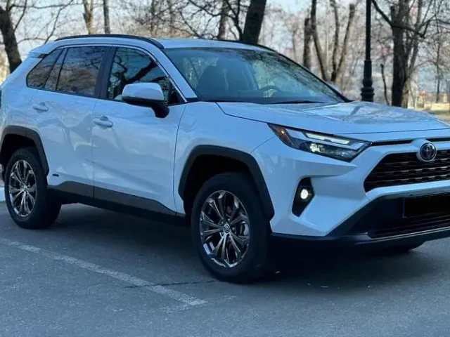 Toyota RAV4 - фото 1