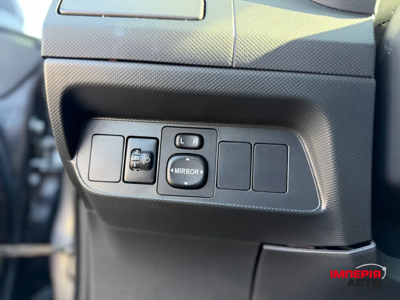 Toyota Auris - фото 8