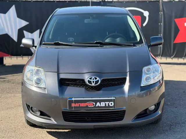 Toyota Auris - фото 2