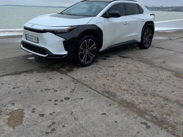 Toyota bZ4X - фото 1