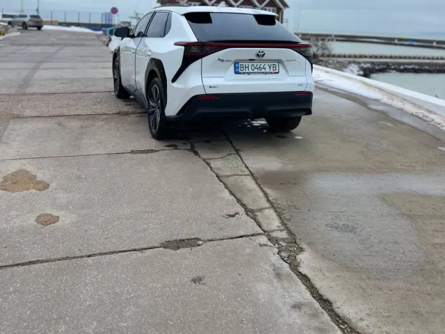 Toyota bZ4X - фото 3