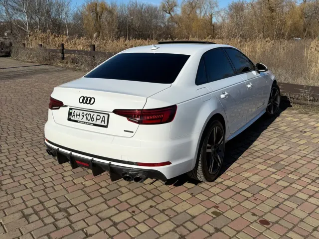 Audi A4 - фото 4