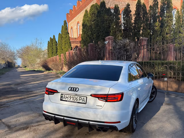 Audi A4 - фото 4