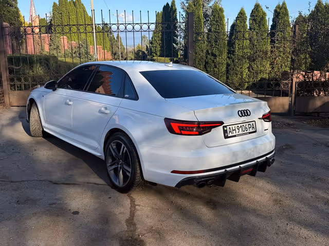 Audi A4 - фото 5