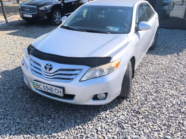 Toyota Camry - фото 1