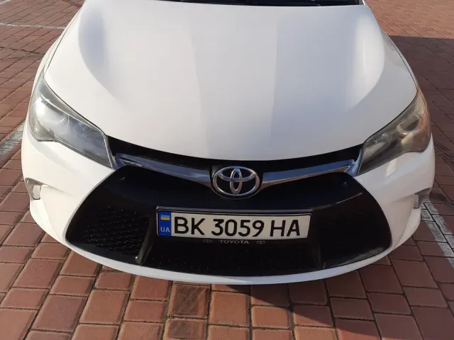 Toyota Camry - фото 1