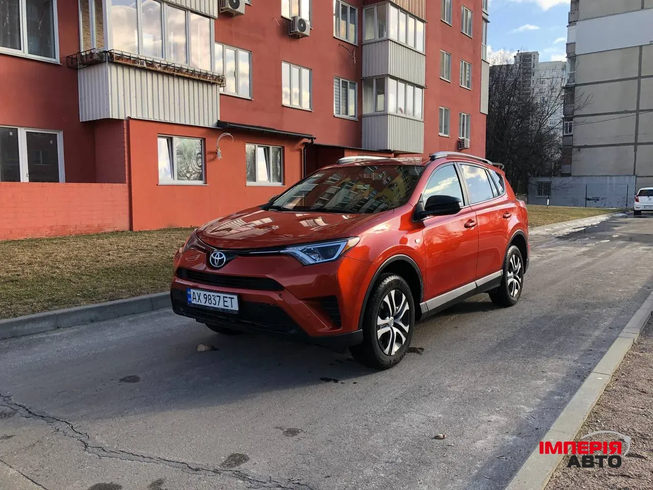 Toyota RAV4 - фото 1