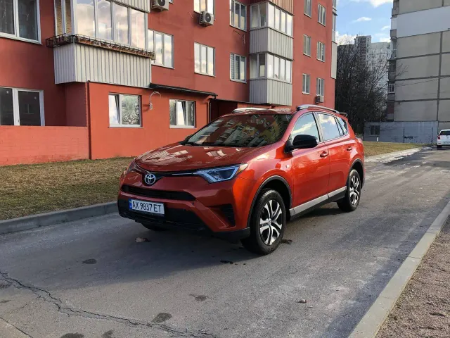 Toyota RAV4 - фото 1