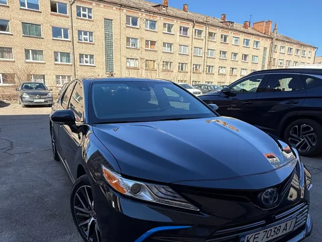 Toyota Camry - фото 1